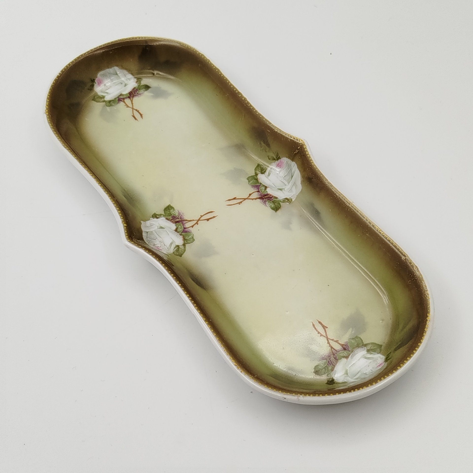 Лоток (визитница) с декором из роз, фарфор, крытье, золочение, деколь с подрисовкой, Фарфоровая фабрика Гарднера, Российская империя, 1870-1910 гг.