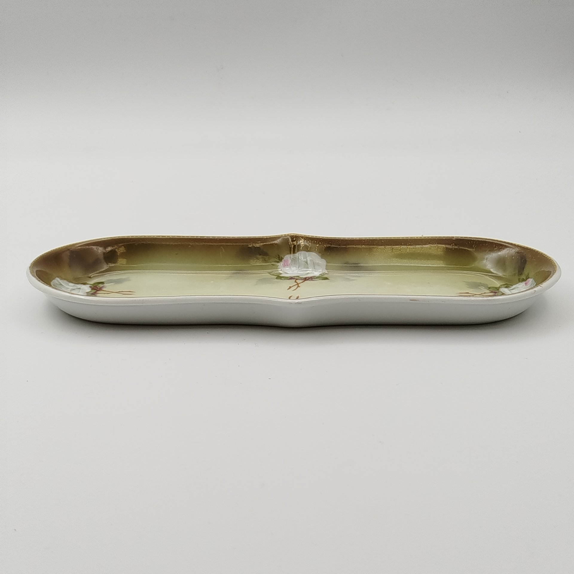 Лоток (визитница) с декором из роз, фарфор, крытье, золочение, деколь с подрисовкой, Фарфоровая фабрика Гарднера, Российская империя, 1870-1910 гг.