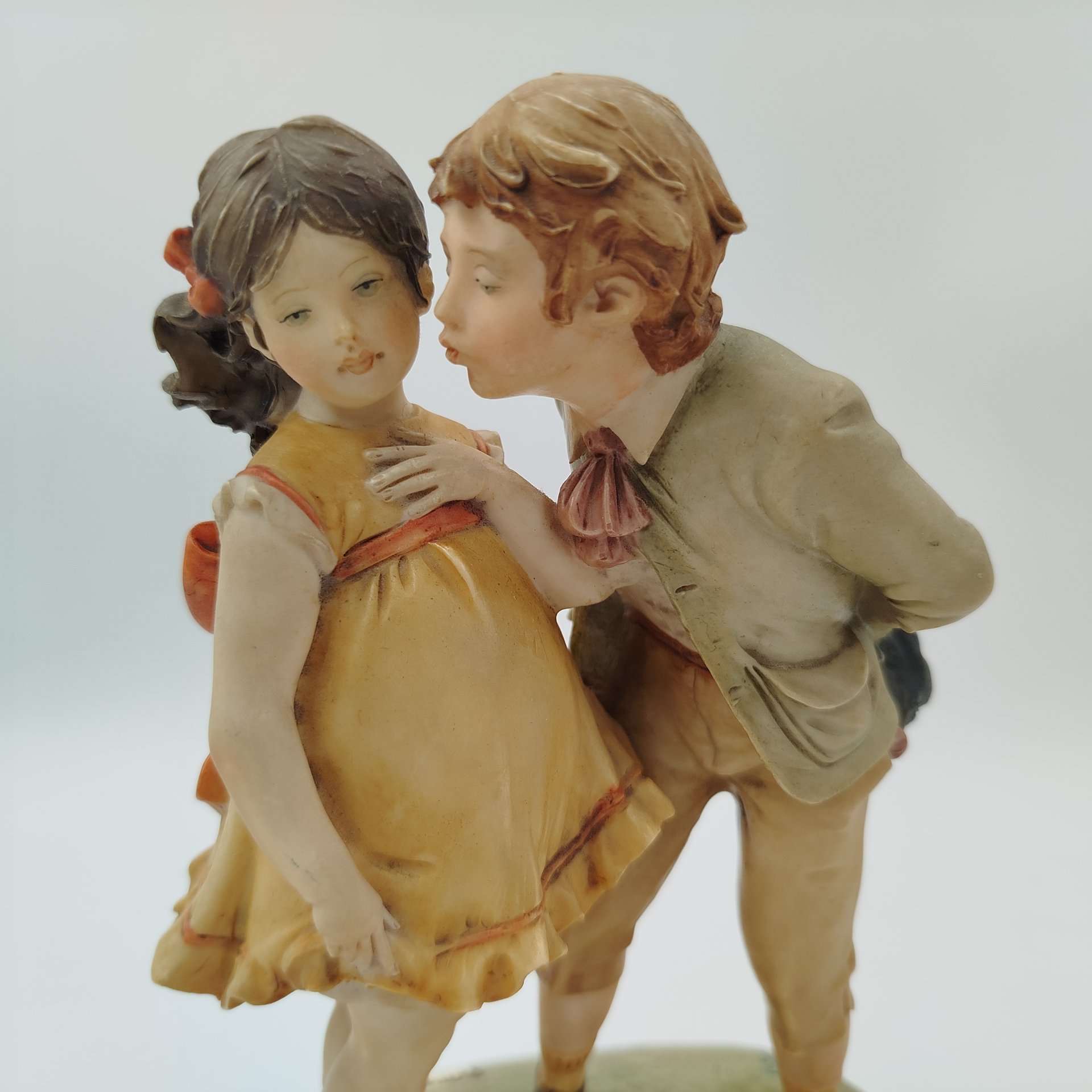 Статуэтка "Первый поцелуй", автор B. Merli, композитный материал, дерево, Capodimonte (Каподимонте), Италия, 1981 г.