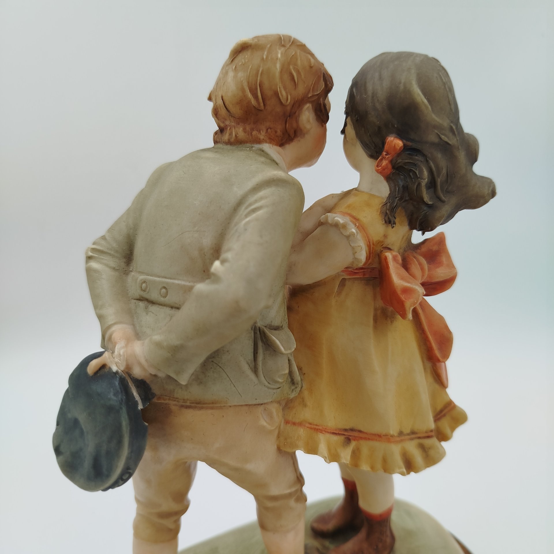 Статуэтка "Первый поцелуй", автор B. Merli, композитный материал, дерево, Capodimonte (Каподимонте), Италия, 1981 г.