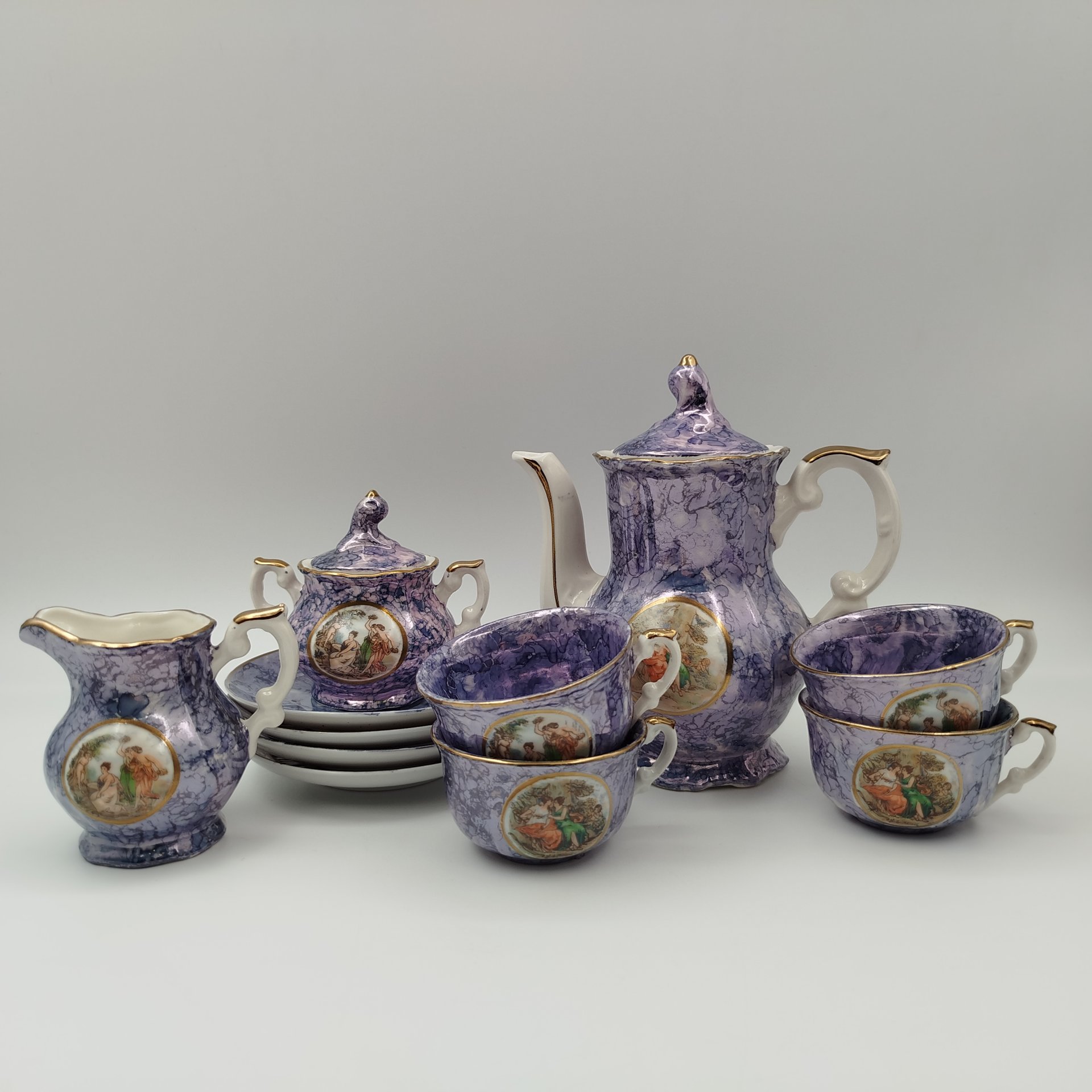 Сервиз кофейный "Мадонна" с разводами в фиолетовой гамме, на 4 персоны (11 предметов), фарфор, люстр, деколь, золочение, Европа, 1970-1990 гг.