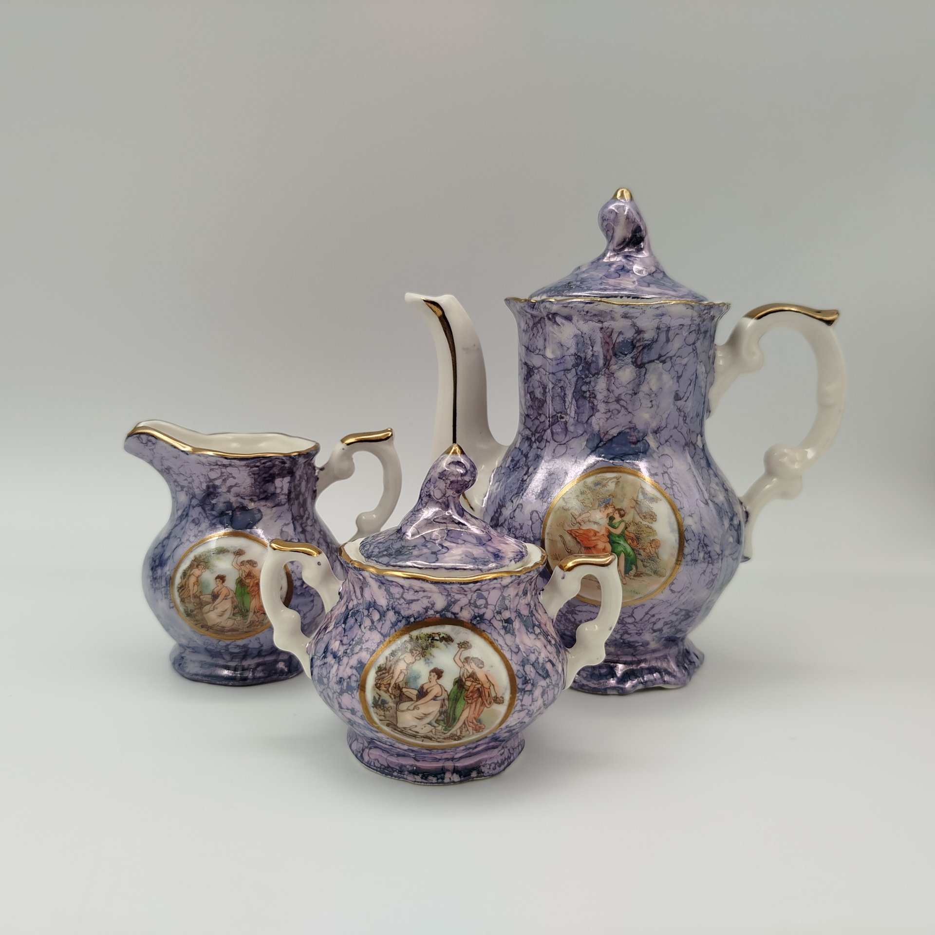 Сервиз кофейный "Мадонна" с разводами в фиолетовой гамме, на 4 персоны (11 предметов), фарфор, люстр, деколь, золочение, Европа, 1970-1990 гг.