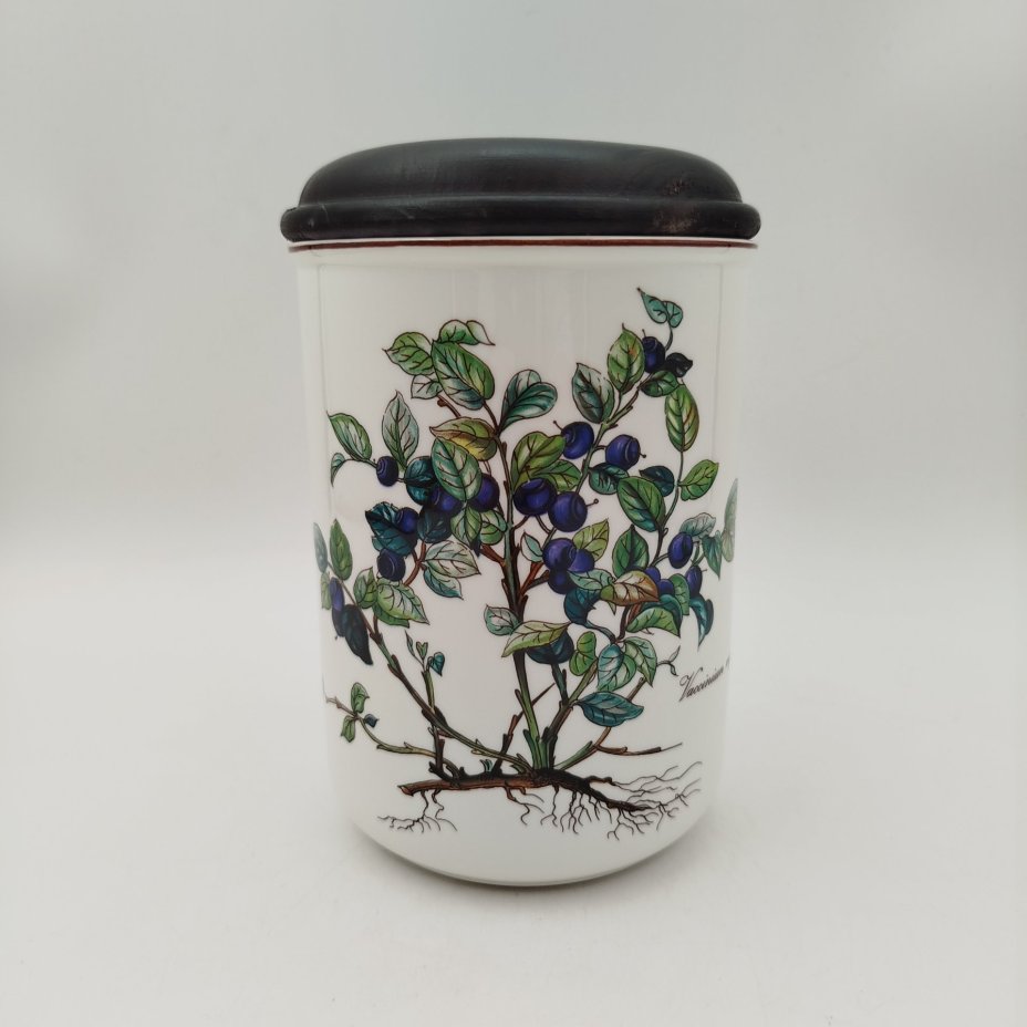 Банка "Vaccinium myrtillus" ("Черничный мирт") для сыпучих продуктов (для чая, специй), серия "Botanica", фарфор, деколь, дерево (крышка), Villeroy & Boch, Люксембург, 1980-2002 гг.