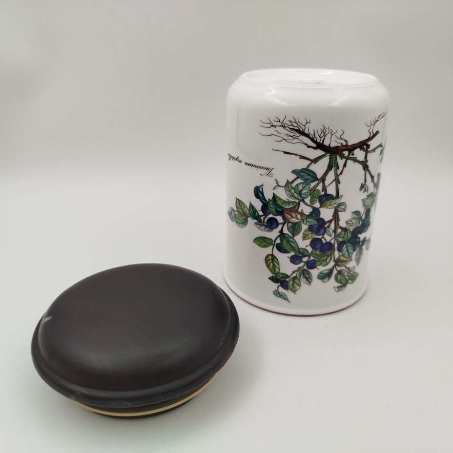 Банка "Vaccinium myrtillus" ("Черничный мирт") для сыпучих продуктов (для чая, специй), серия "Botanica", фарфор, деколь, дерево (крышка), Villeroy & Boch, Люксембург, 1980-2002 гг.