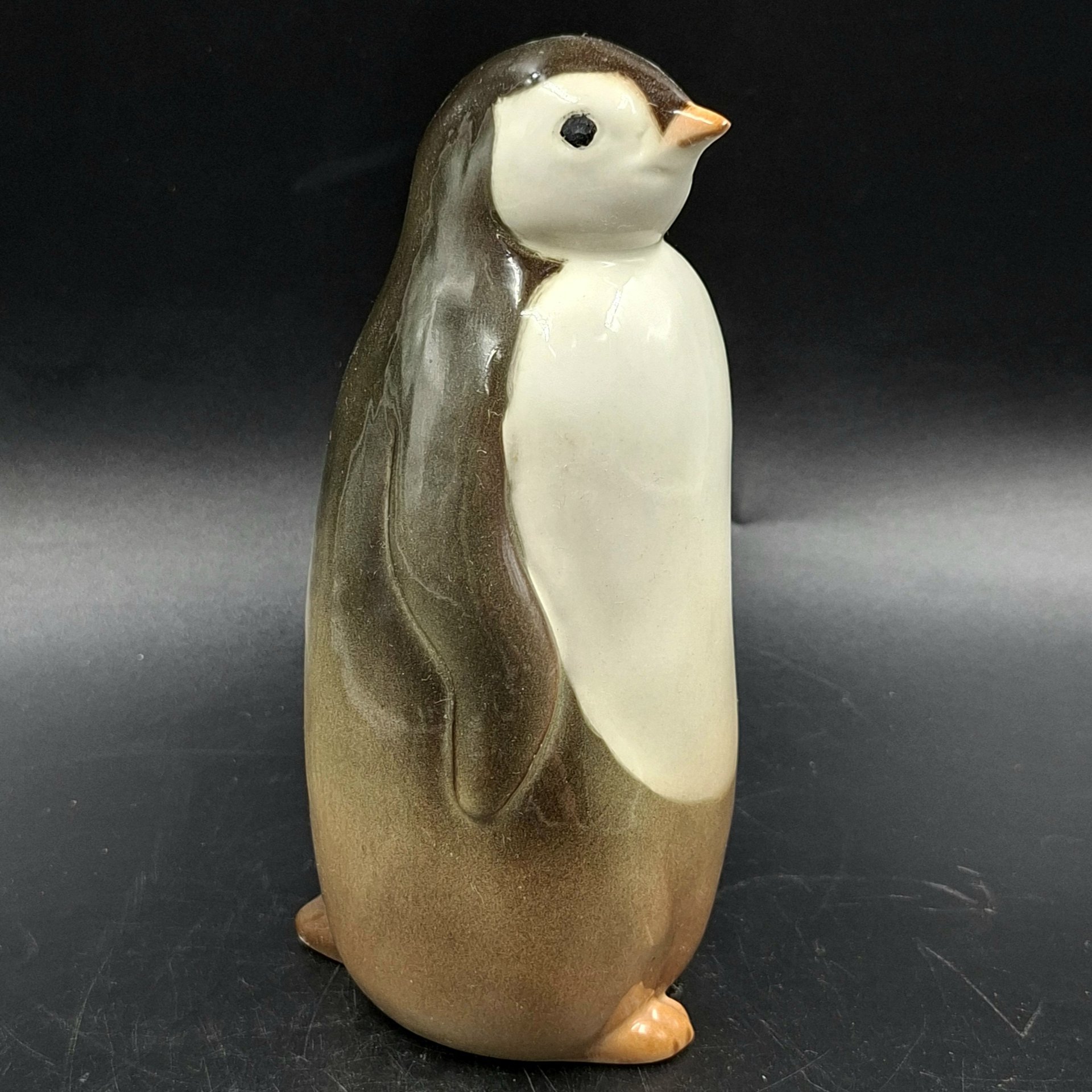 Статуэтка "Пингвин", скульптор П.П. Веселов, фарфор, роспись, аэрография, Ленинградский фарфоровый завод (ЛФЗ), СССР, 1970-1992 гг.