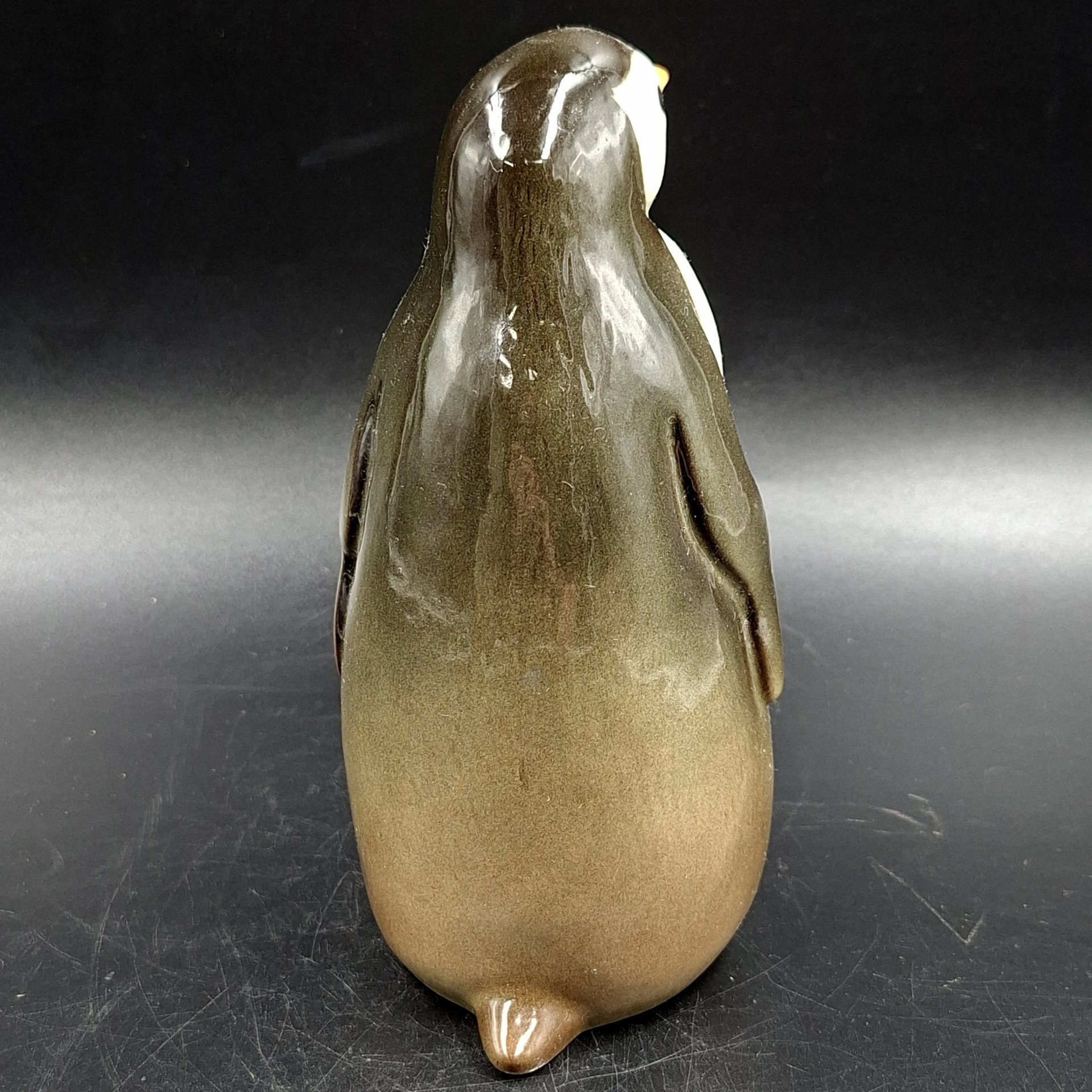 Статуэтка "Пингвин", скульптор П.П. Веселов, фарфор, роспись, аэрография, Ленинградский фарфоровый завод (ЛФЗ), СССР, 1970-1992 гг.