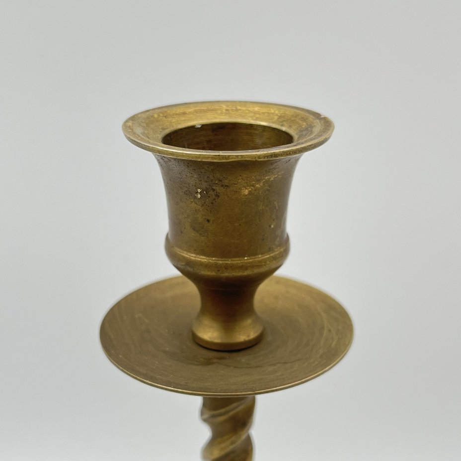 Подсвечник с витой ножкой