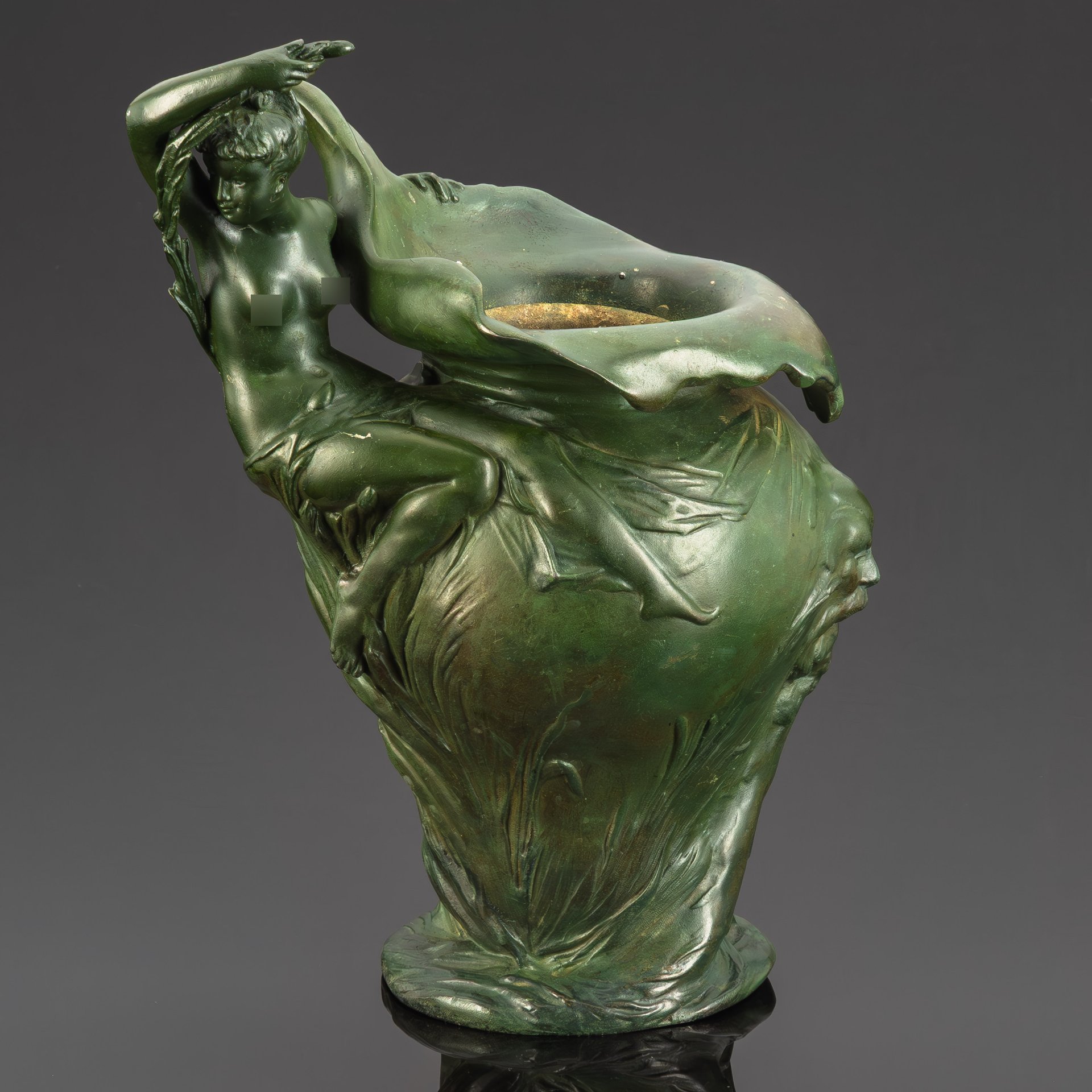 Ваза, выполненная в стиле модерн со скульптурной композицией в виде обнаженной девушки с растительным побегом, металл, патинирование, Европа, 1930-1950 гг.