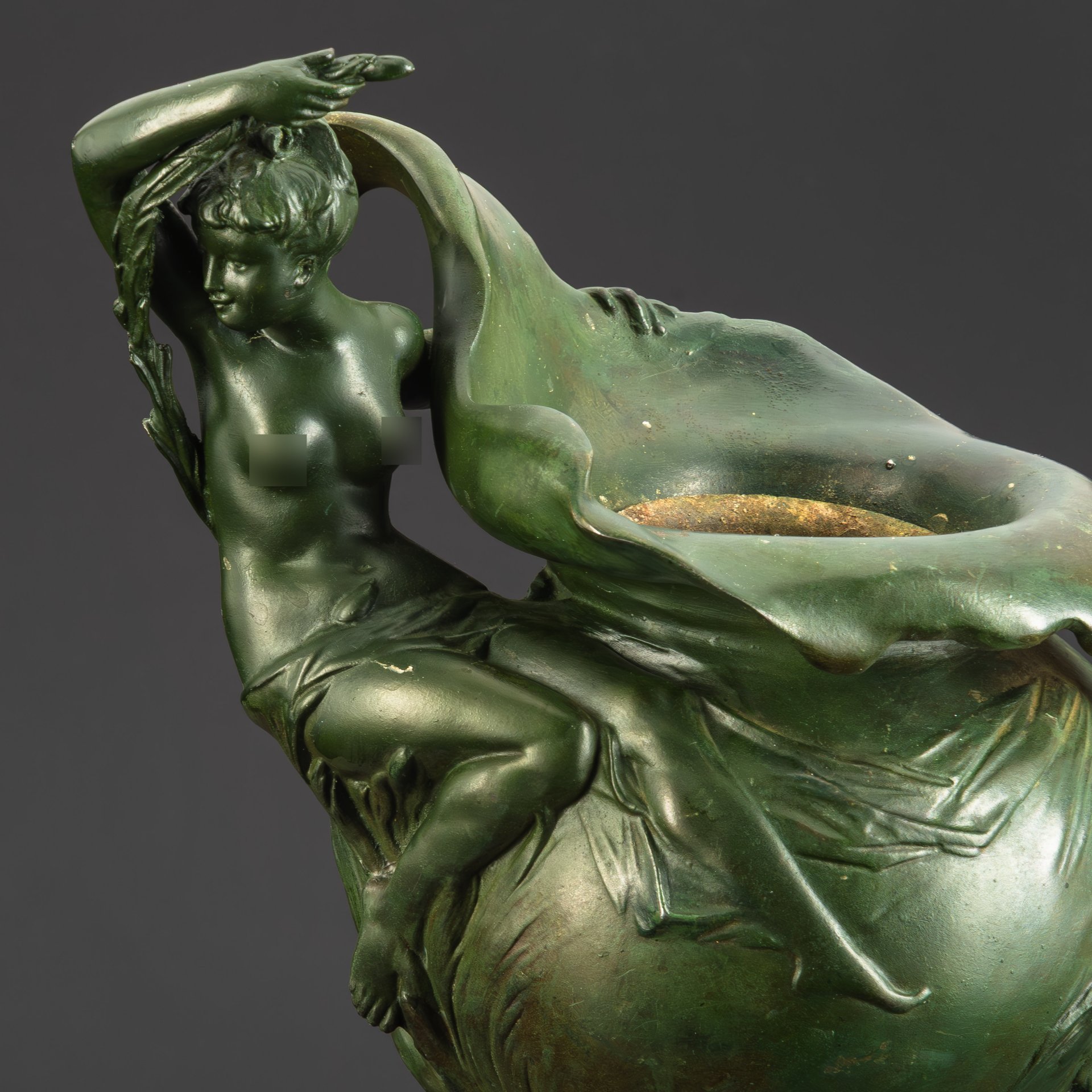 Ваза, выполненная в стиле модерн со скульптурной композицией в виде обнаженной девушки с растительным побегом, металл, патинирование, Европа, 1930-1950 гг.