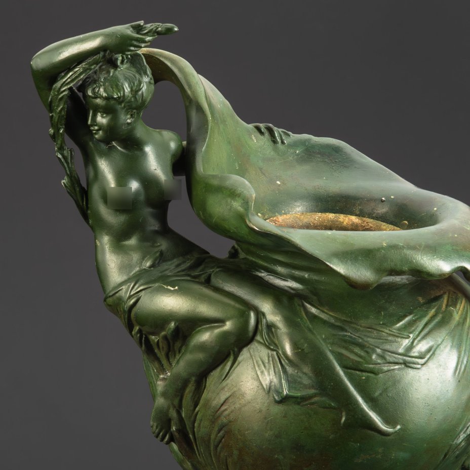 Ваза, выполненная в стиле модерн со скульптурной композицией в виде обнаженной девушки с растительным побегом