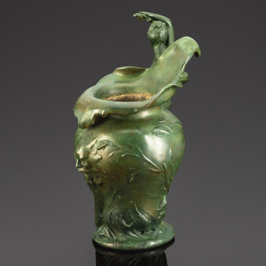 Ваза, выполненная в стиле модерн со скульптурной композицией в виде обнаженной девушки с растительным побегом