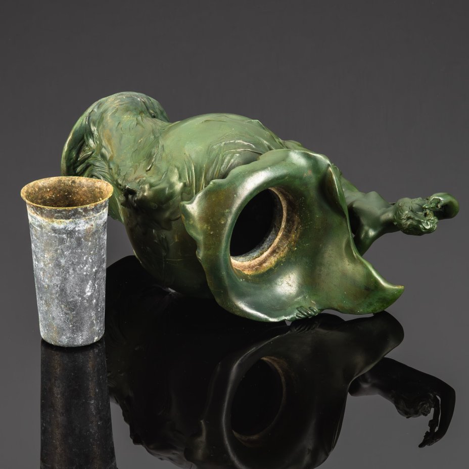 Ваза, выполненная в стиле модерн со скульптурной композицией в виде обнаженной девушки с растительным побегом