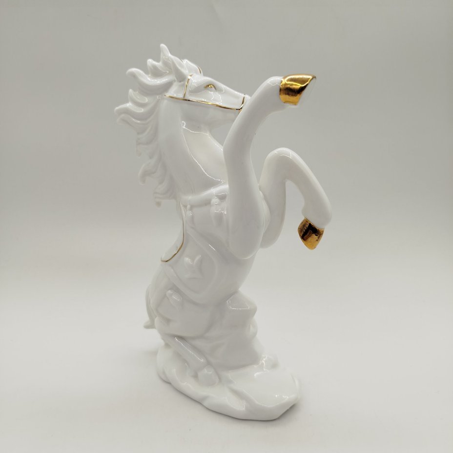 Статуэтка "Конь на дыбах", фарфор, золочение, Европа, 1980-2000 гг.