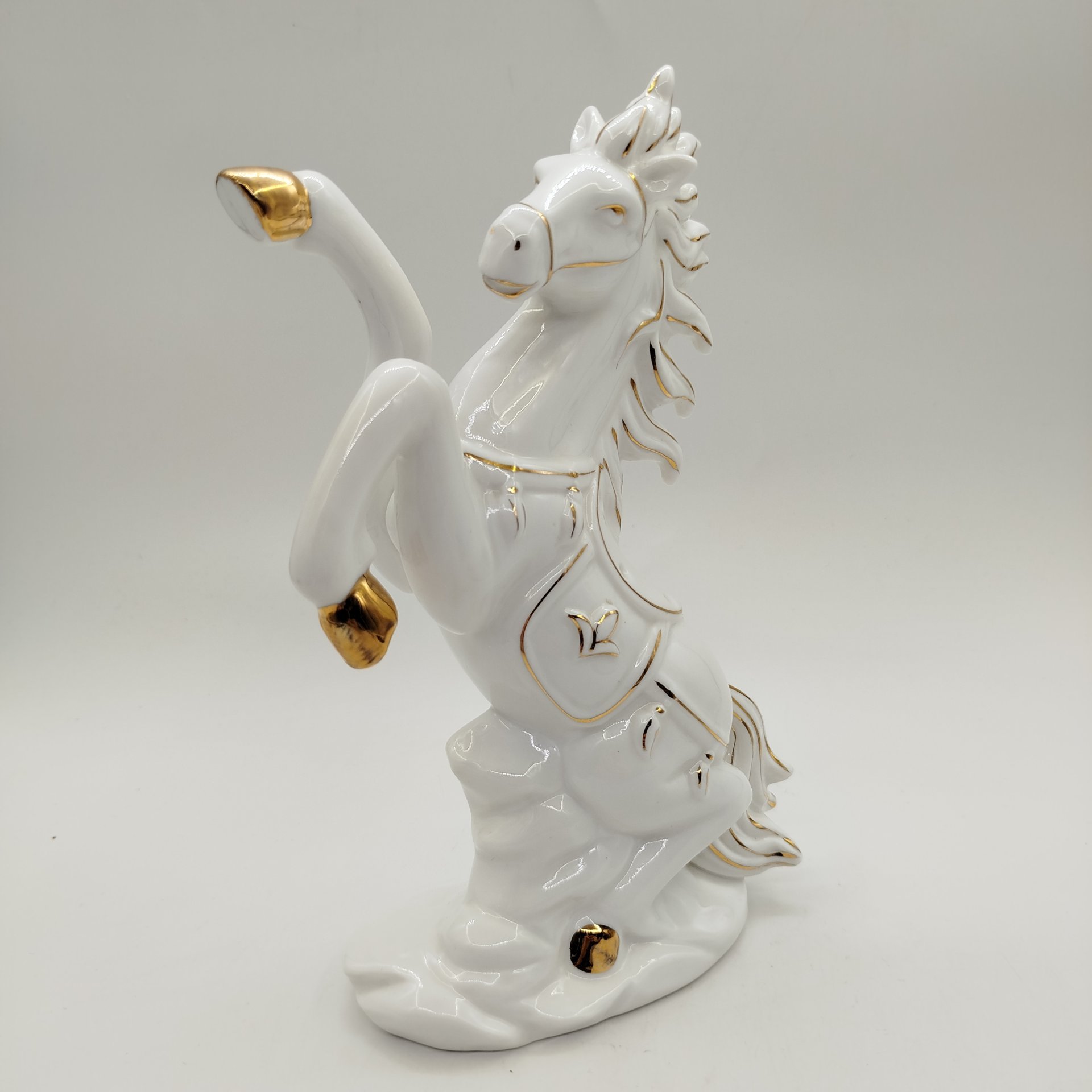 Статуэтка "Конь на дыбах", фарфор, золочение, Европа, 1980-2000 гг.