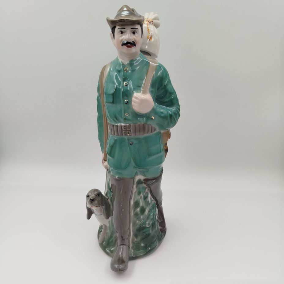 Статуэтка (штоф) "Охотник с собакой", скульптор В.В. Данильчук, фарфор, роспись, Украина, 1990-2010 гг.