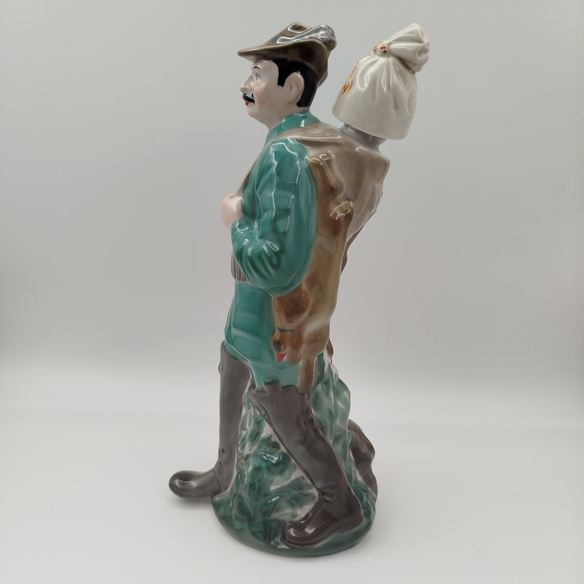 Статуэтка (штоф) "Охотник с собакой", скульптор В.В. Данильчук, фарфор, роспись, Украина, 1990-2010 гг.