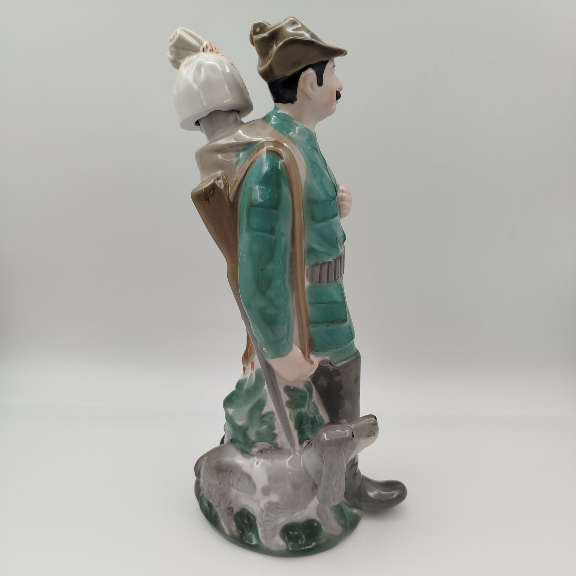 Статуэтка (штоф) "Охотник с собакой", скульптор В.В. Данильчук, фарфор, роспись, Украина, 1990-2010 гг.