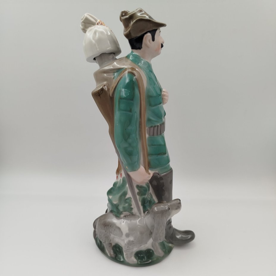 Статуэтка (штоф) "Охотник с собакой", скульптор В.В. Данильчук