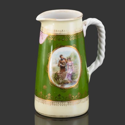Кувшин с витой ручкой, украшенный цветочной композиций и галантной сценой в медальонах, фарфор, крытье, аэрография, золочение, Россия, 1900-1930 гг.