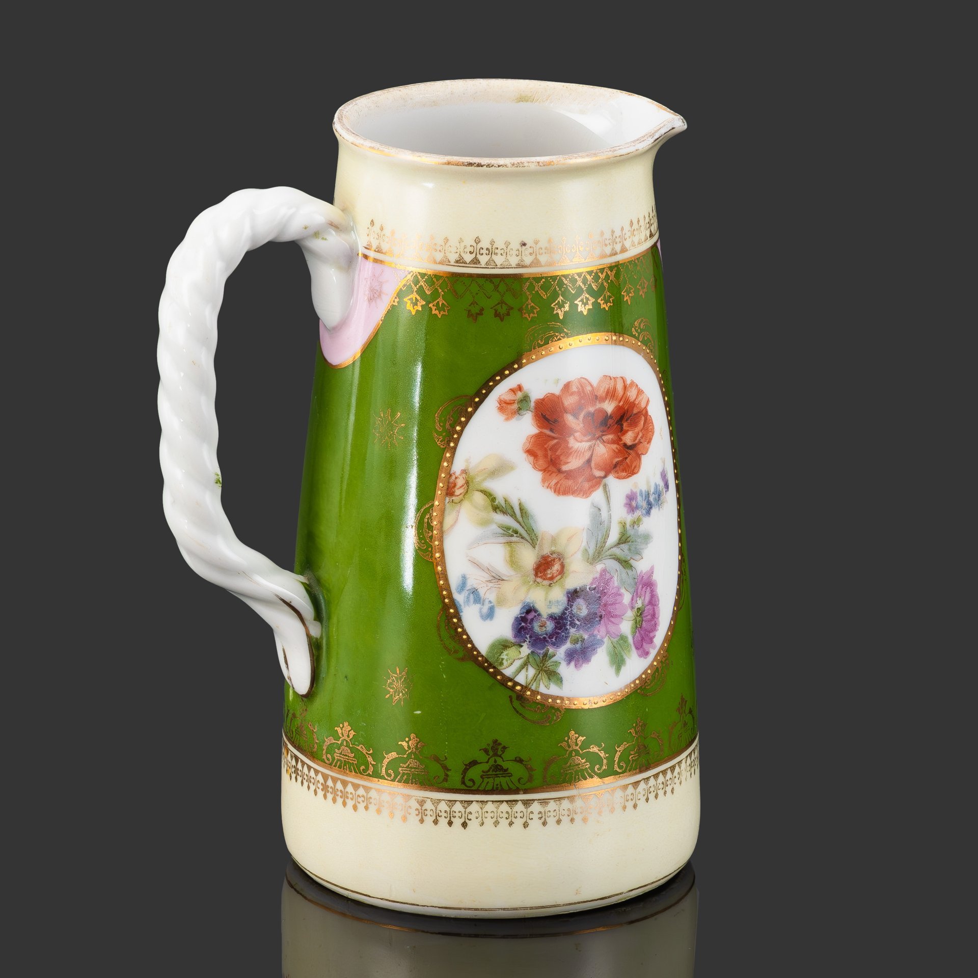 Кувшин с витой ручкой, украшенный цветочной композиций и галантной сценой в медальонах, фарфор, крытье, аэрография, золочение, Россия, 1900-1930 гг.