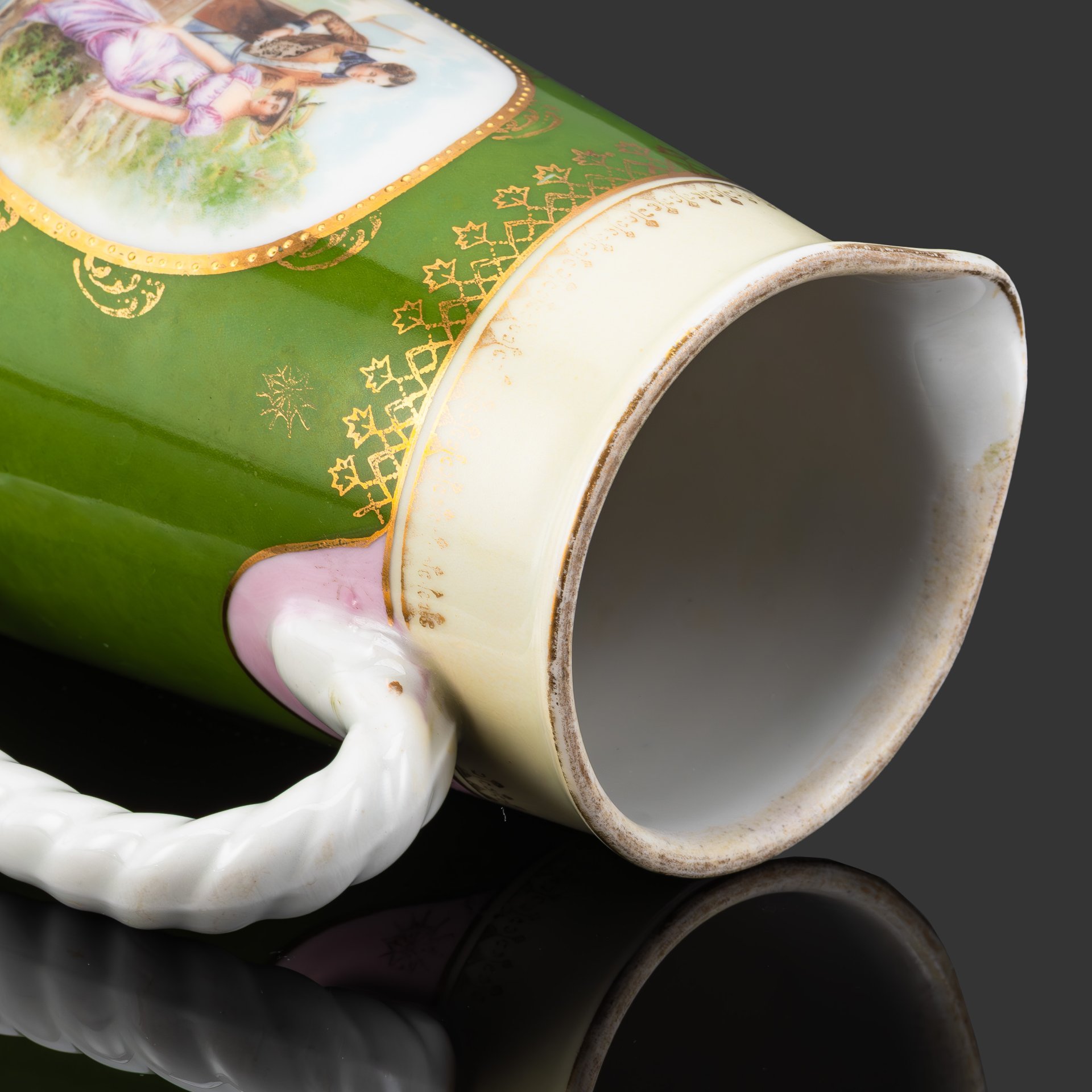 Кувшин с витой ручкой, украшенный цветочной композиций и галантной сценой в медальонах, фарфор, крытье, аэрография, золочение, Россия, 1900-1930 гг.