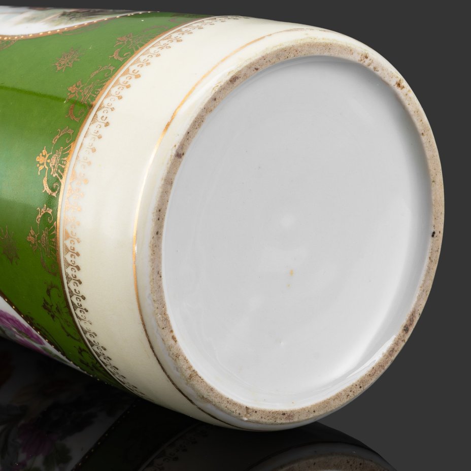 Кувшин с витой ручкой, украшенный цветочной композиций и галантной сценой в медальонах