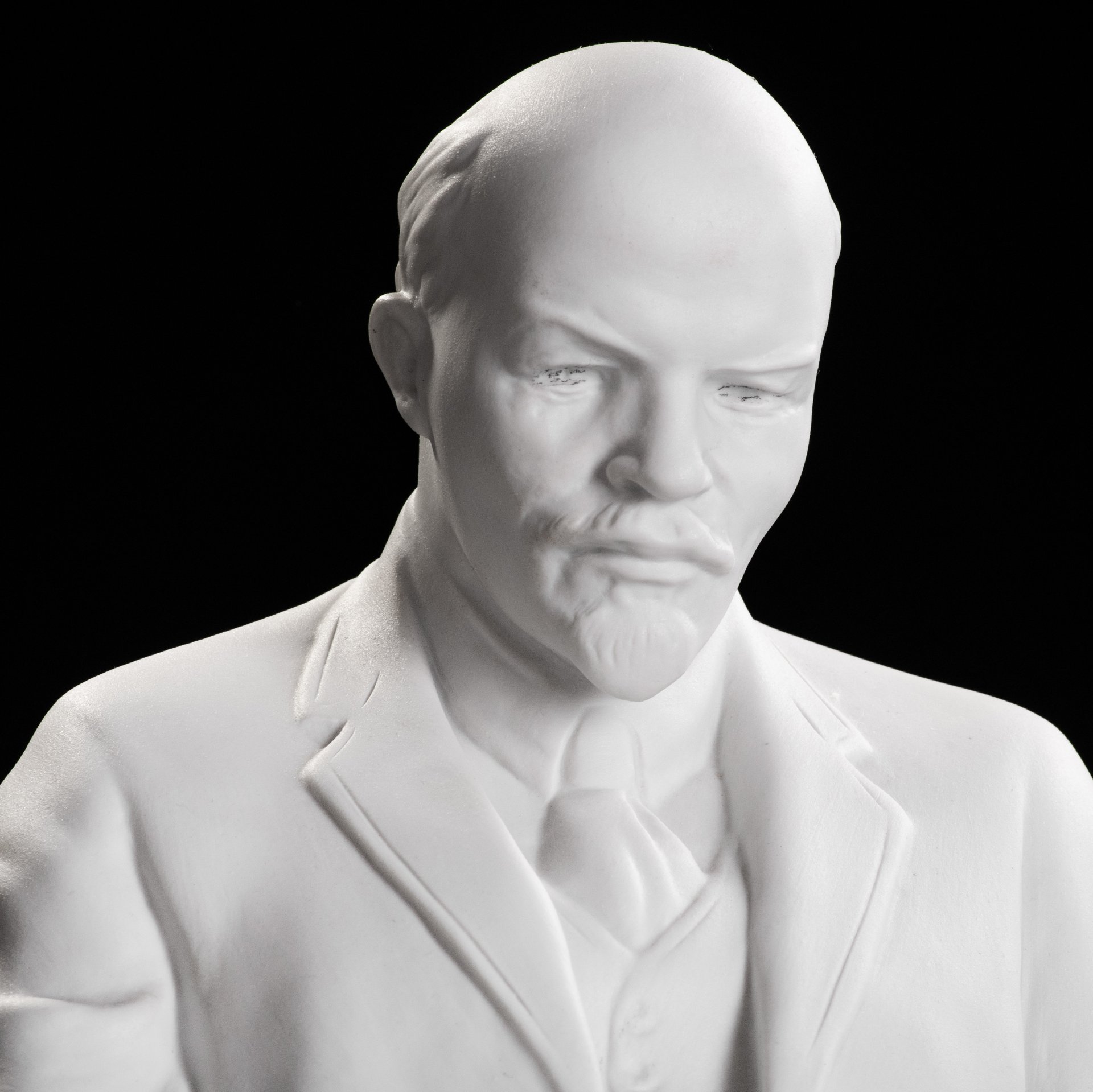 Скульптура "Ленин в кресле", скульптор Лиловая Т.Л., Ленинградский фарфоровый завод (ЛФЗ)