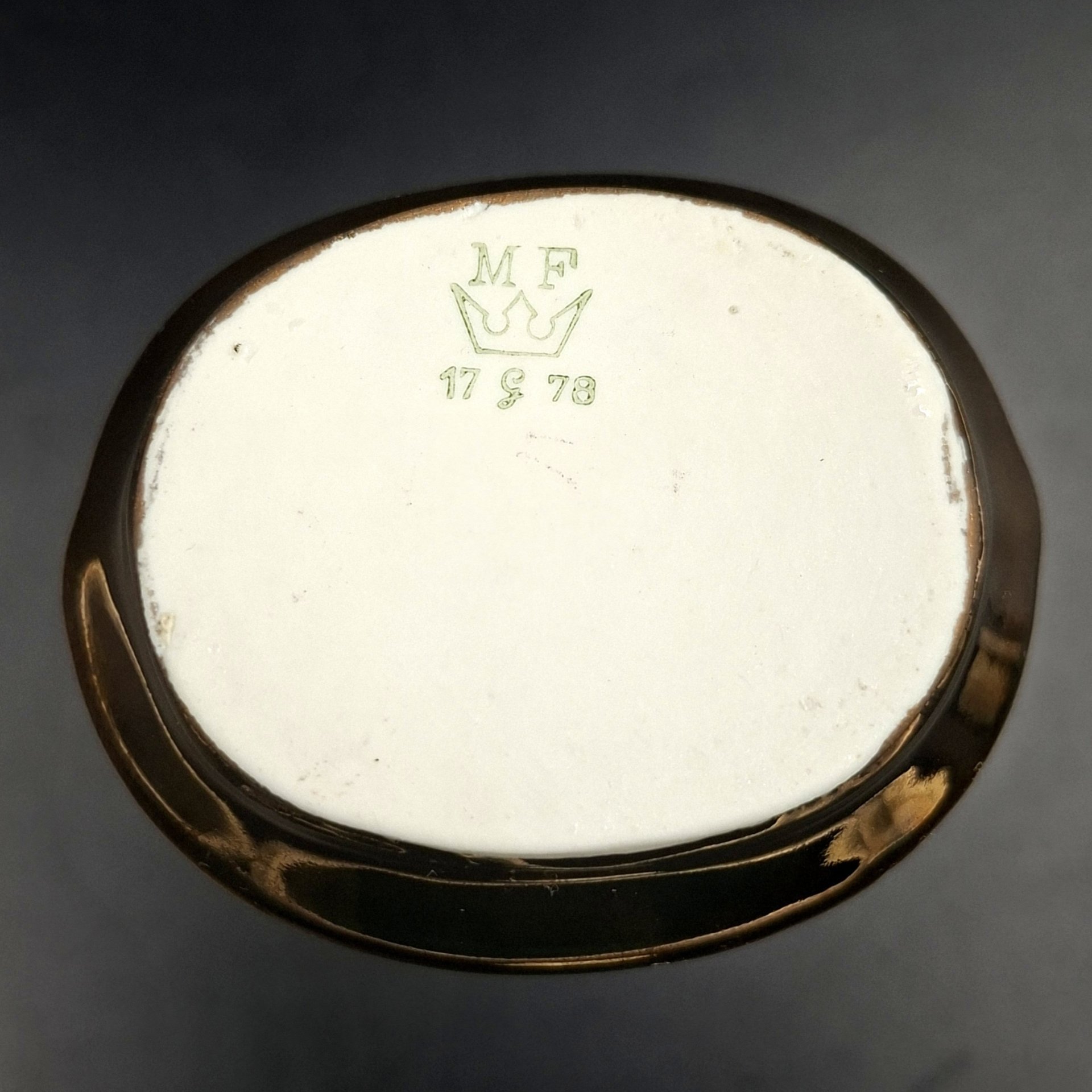 Вазочка "Мадонна" с продолговатыми ручками, "Margarete Freitag", фарфор, деколь, люстр, золочение, ГДР, 1945-1956 гг.