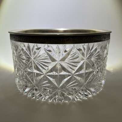 Конфетница, украшенная геометрическим декором и металлической оплеткой, хрусталь, мельхиор, Московский завод ювелирных и металлических изделий (МЮЗ), СССР, 1970-1990 гг.