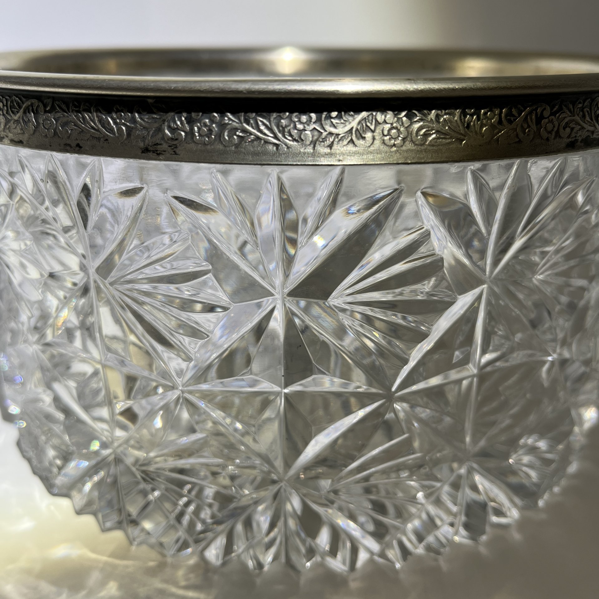 Конфетница, украшенная геометрическим декором и металлической оплеткой, хрусталь, мельхиор, Московский завод ювелирных и металлических изделий (МЮЗ), СССР, 1970-1990 гг.