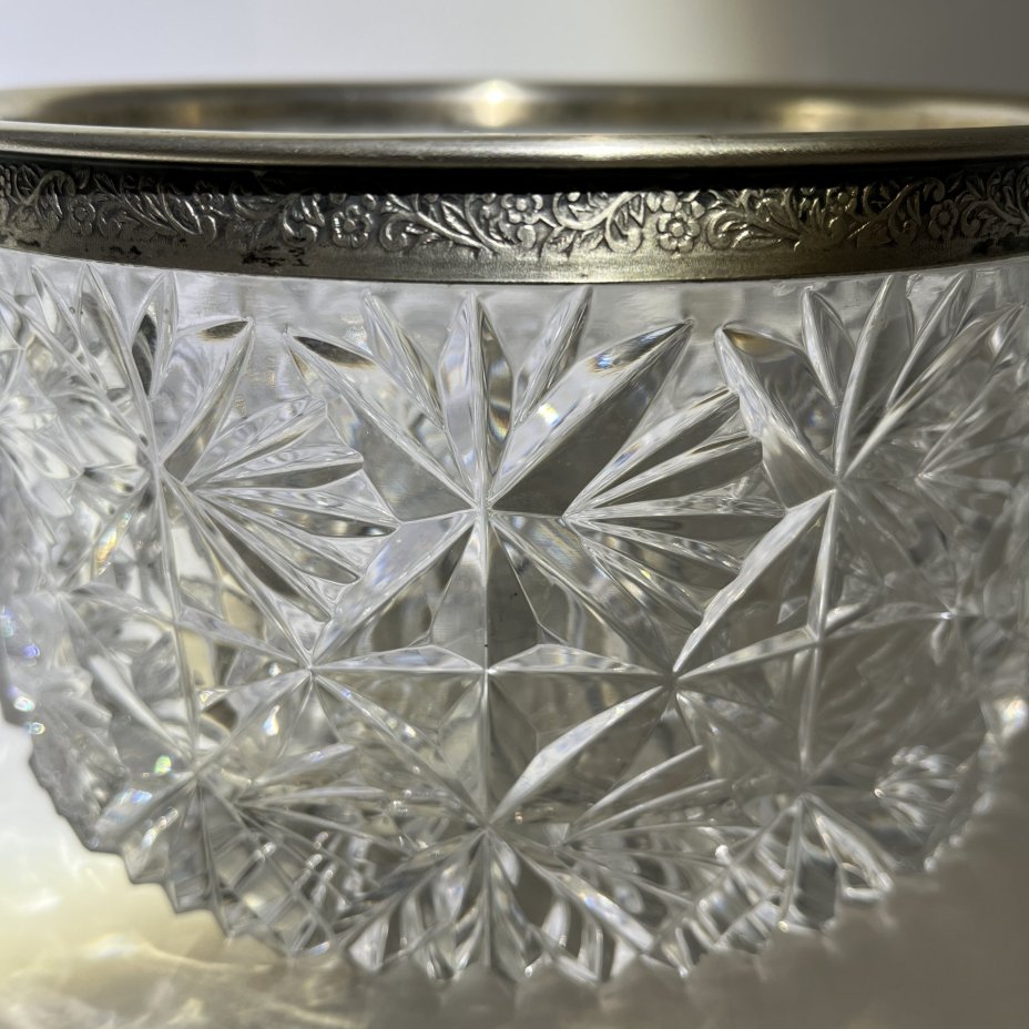 Конфетница, украшенная геометрическим декором и металлической оплеткой, хрусталь, мельхиор, Московский завод ювелирных и металлических изделий (МЮЗ), СССР, 1970-1990 гг.