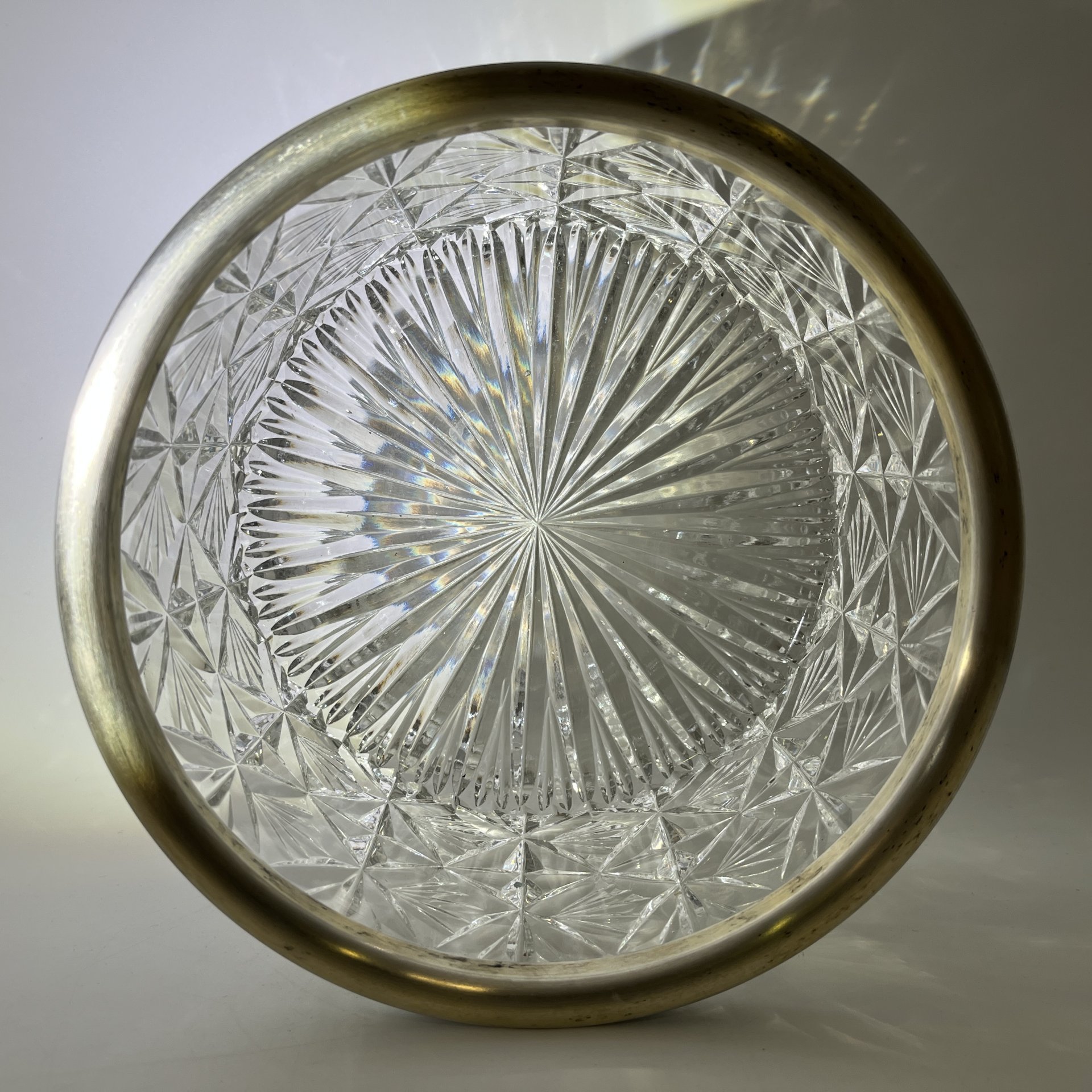 Конфетница, украшенная геометрическим декором и металлической оплеткой, хрусталь, мельхиор, Московский завод ювелирных и металлических изделий (МЮЗ), СССР, 1970-1990 гг.