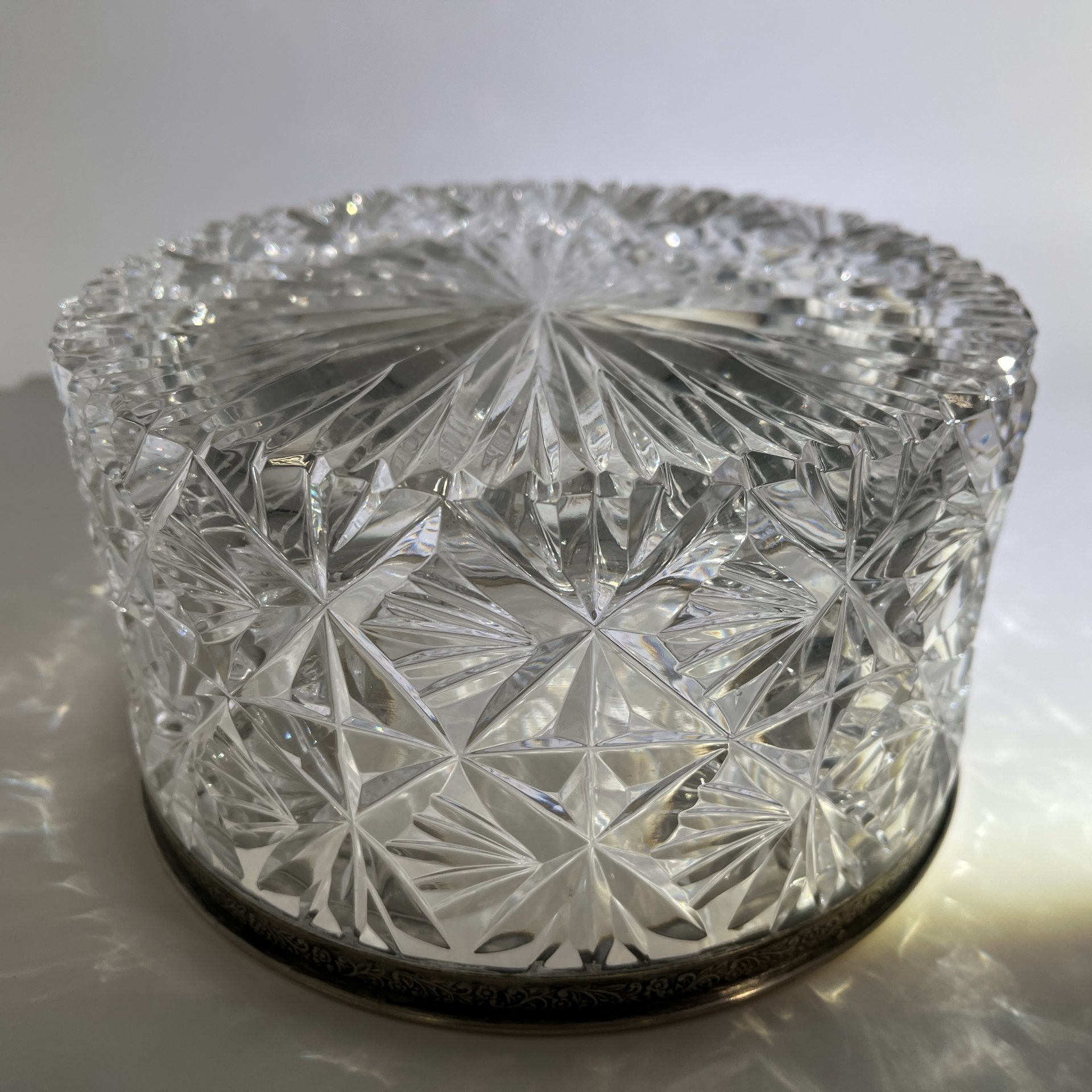 Конфетница, украшенная геометрическим декором и металлической оплеткой, хрусталь, мельхиор, Московский завод ювелирных и металлических изделий (МЮЗ), СССР, 1970-1990 гг.