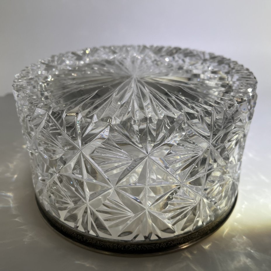 Конфетница, украшенная геометрическим декором и металлической оплеткой, хрусталь, мельхиор, Московский завод ювелирных и металлических изделий (МЮЗ), СССР, 1970-1990 гг.