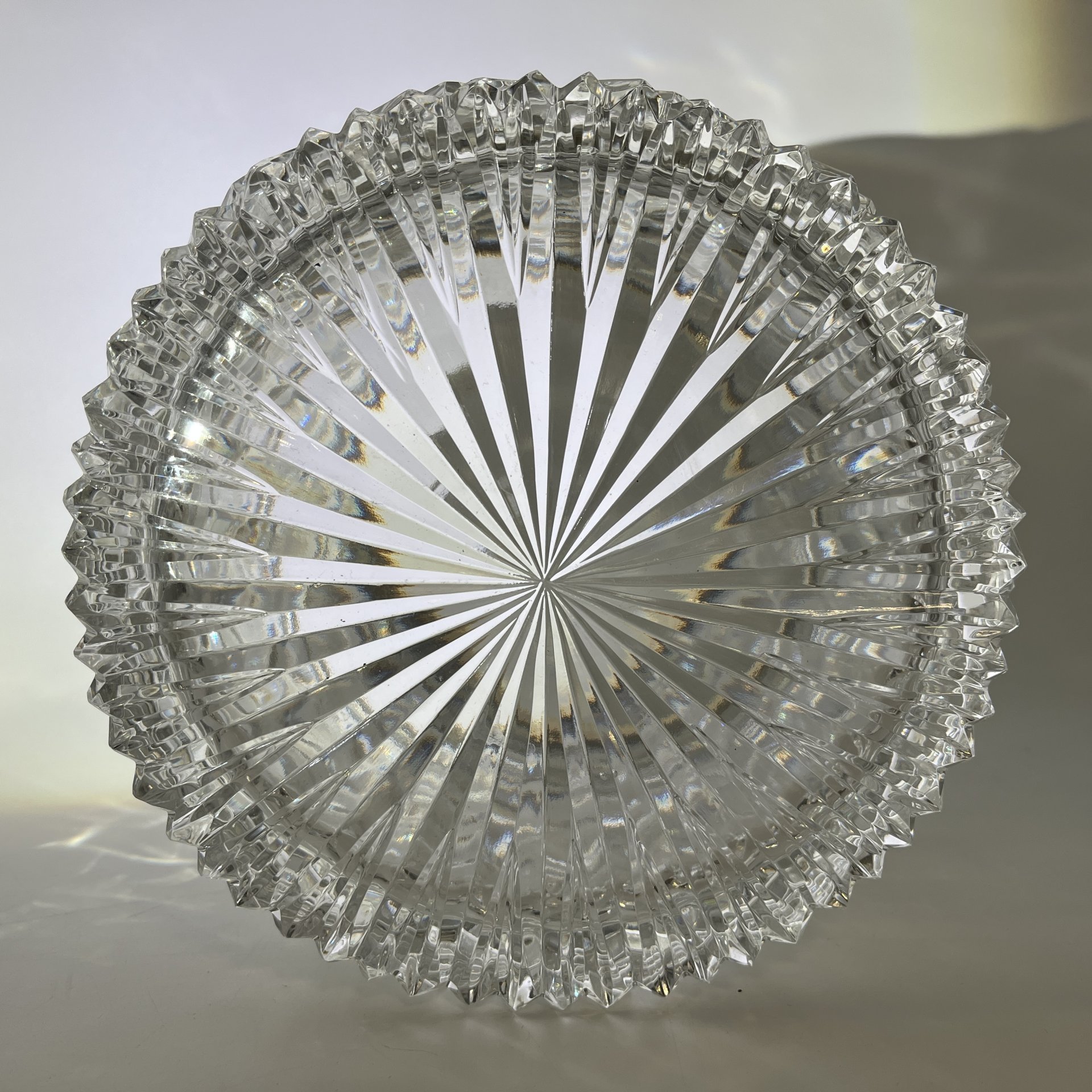 Конфетница, украшенная геометрическим декором и металлической оплеткой, хрусталь, мельхиор, Московский завод ювелирных и металлических изделий (МЮЗ), СССР, 1970-1990 гг.