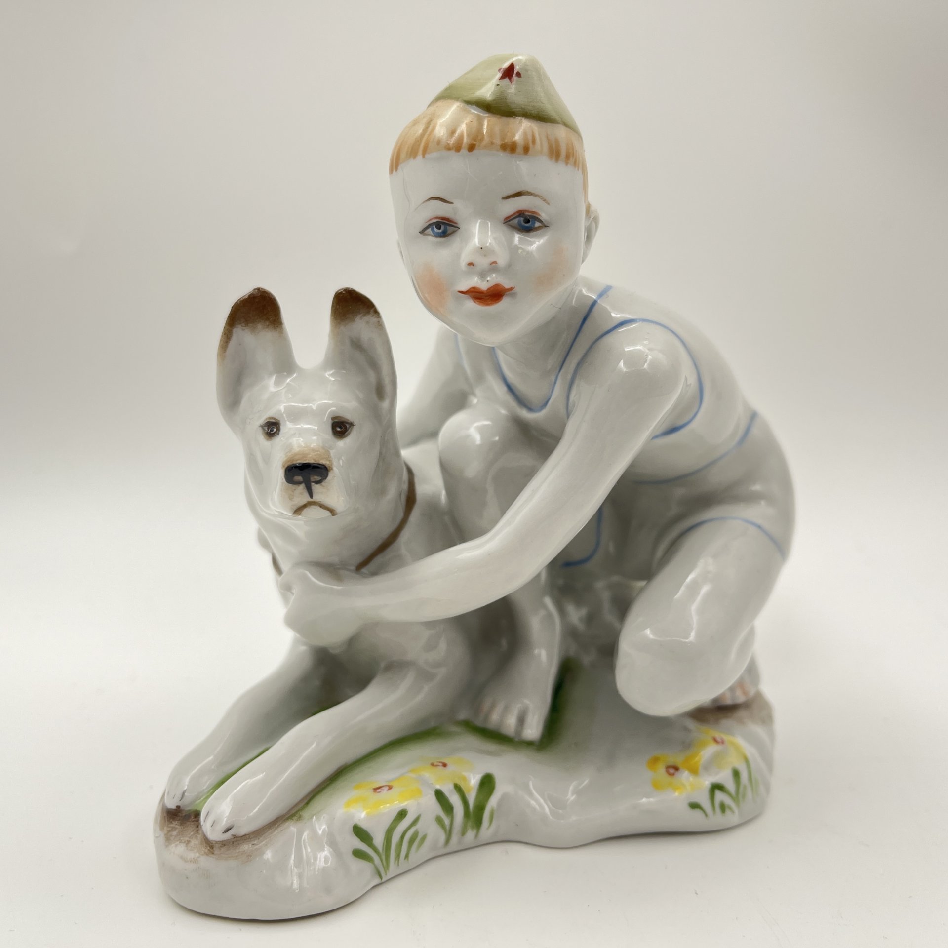 Статуэтка "Юный пограничник с собакой", скульптор Г.С. Столбова, фарфор, роспись, Ленинградский фарфоровый завод (ЛФЗ), СССР, 1970-1986 гг.