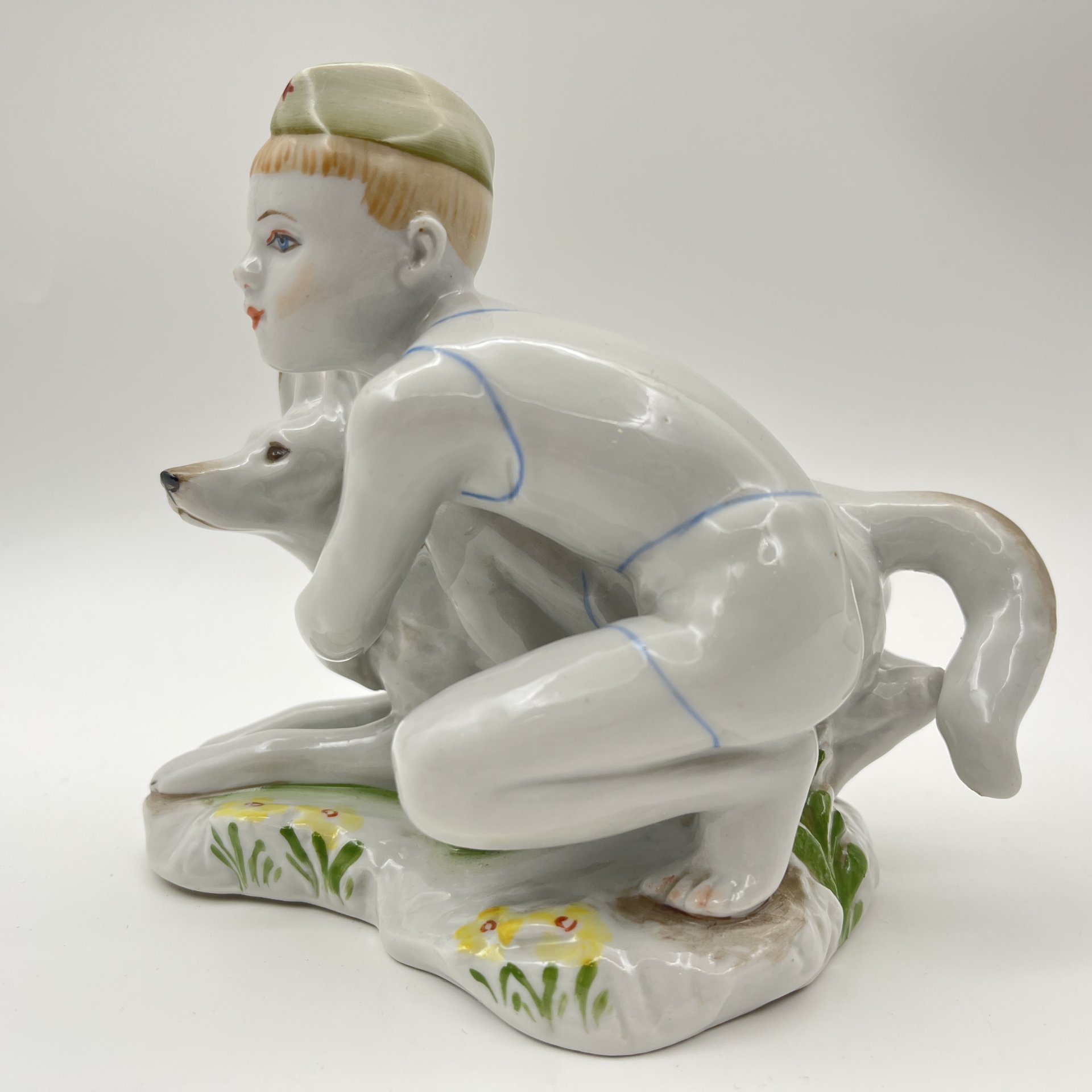 Статуэтка "Юный пограничник с собакой", скульптор Г.С. Столбова, фарфор, роспись, Ленинградский фарфоровый завод (ЛФЗ), СССР, 1970-1986 гг.