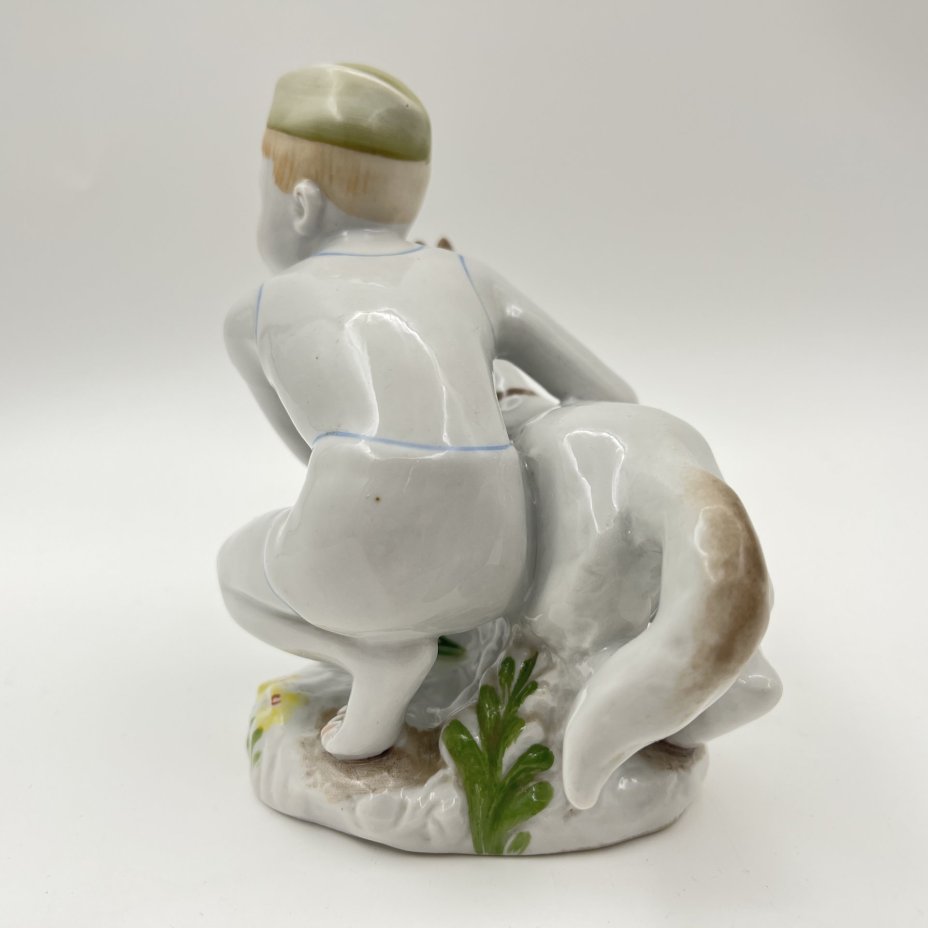 Статуэтка "Юный пограничник с собакой", скульптор Г.С. Столбова, фарфор, роспись, Ленинградский фарфоровый завод (ЛФЗ), СССР, 1970-1986 гг.