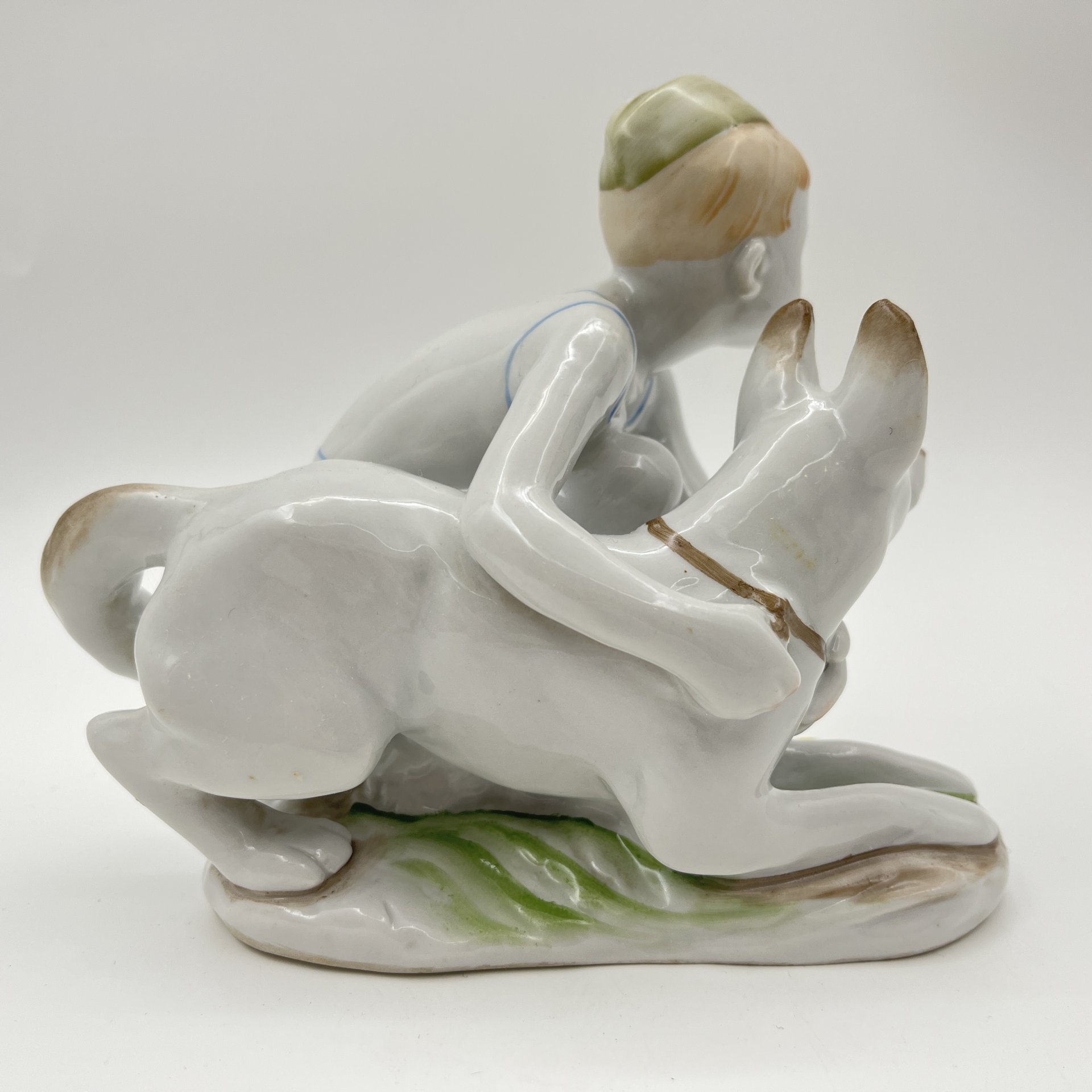 Статуэтка "Юный пограничник с собакой", скульптор Г.С. Столбова, фарфор, роспись, Ленинградский фарфоровый завод (ЛФЗ), СССР, 1970-1986 гг.