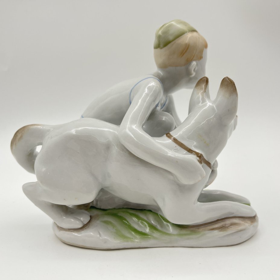 Статуэтка "Юный пограничник с собакой", скульптор Г.С. Столбова, фарфор, роспись, Ленинградский фарфоровый завод (ЛФЗ), СССР, 1970-1986 гг.