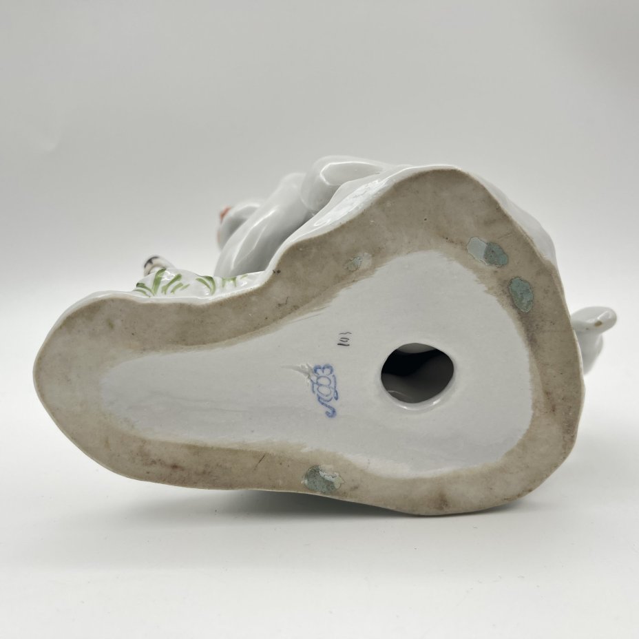 Статуэтка "Юный пограничник с собакой", скульптор Г.С. Столбова, фарфор, роспись, Ленинградский фарфоровый завод (ЛФЗ), СССР, 1970-1986 гг.