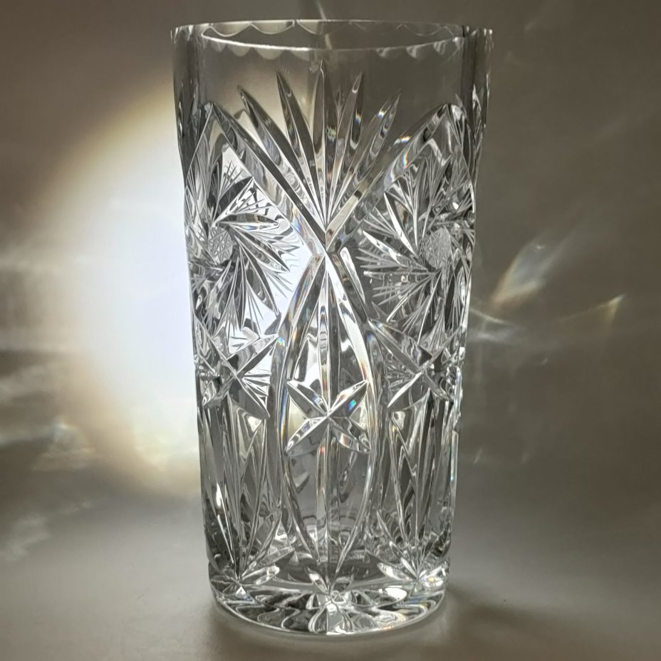 Ваза для цветов с резным геометрическим декором