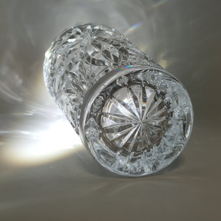 Ваза для цветов с резным геометрическим декором