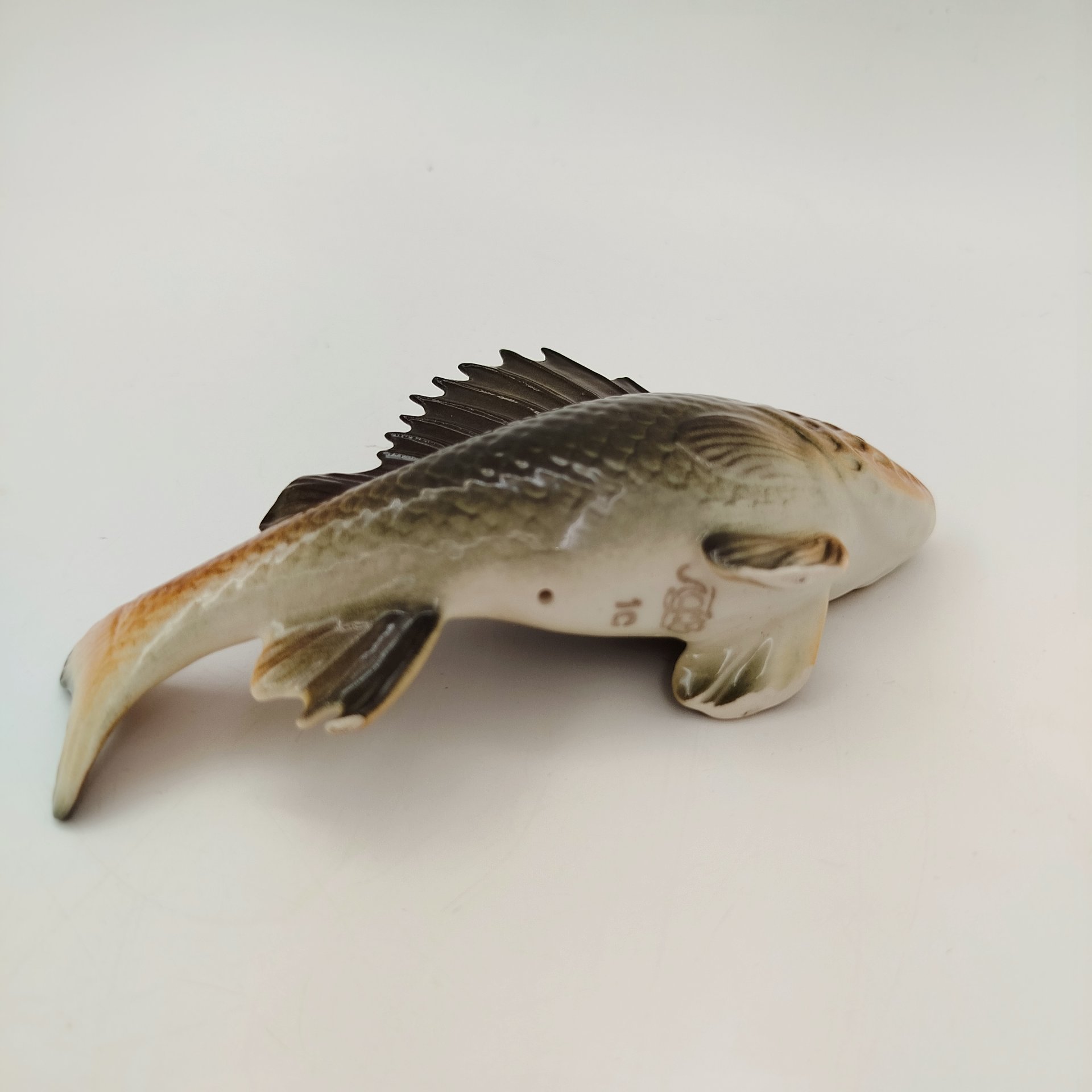 Статуэтка "Рыба" ("Окунь"), фарфор, аэрография, Ленинградский фарфоровый завод (ЛФЗ), СССР, 1986-1991 гг.