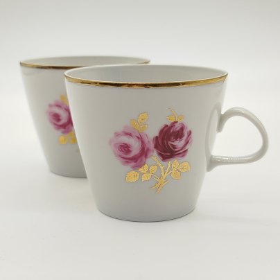 Пара чашек, украшенных изображением розы