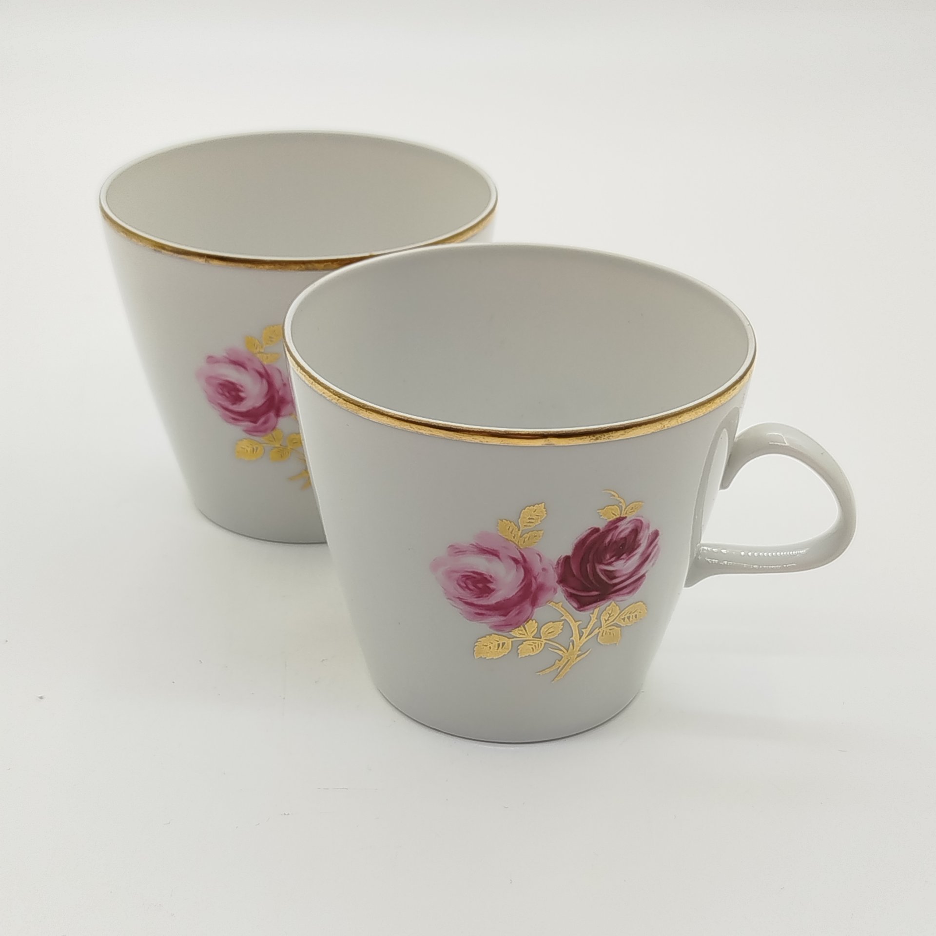 Пара чашек, украшенных изображением розы