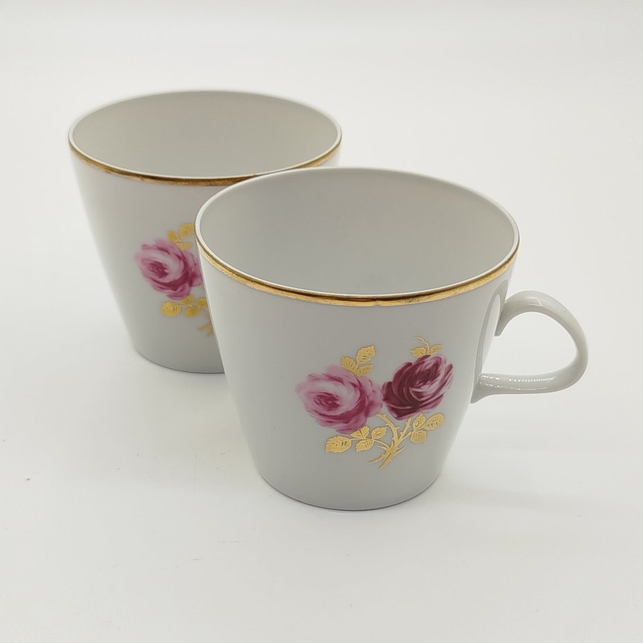 Пара чашек, украшенных изображением розы
