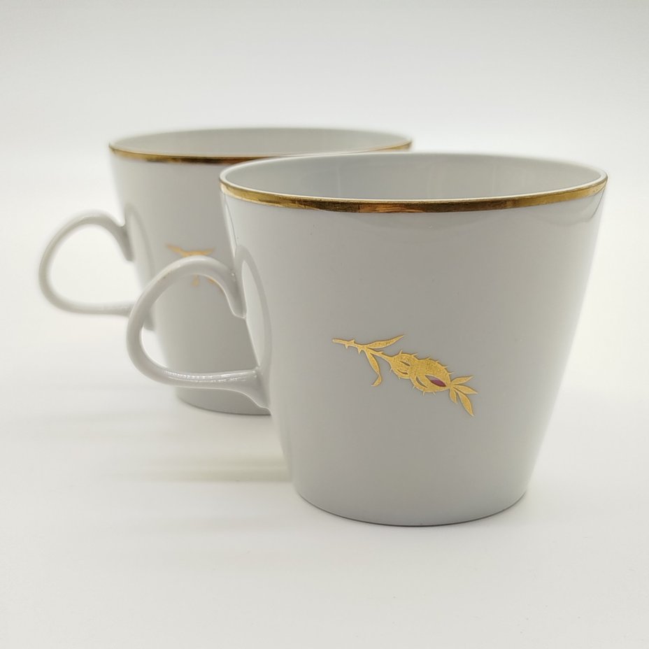 Пара чашек, украшенных изображением розы