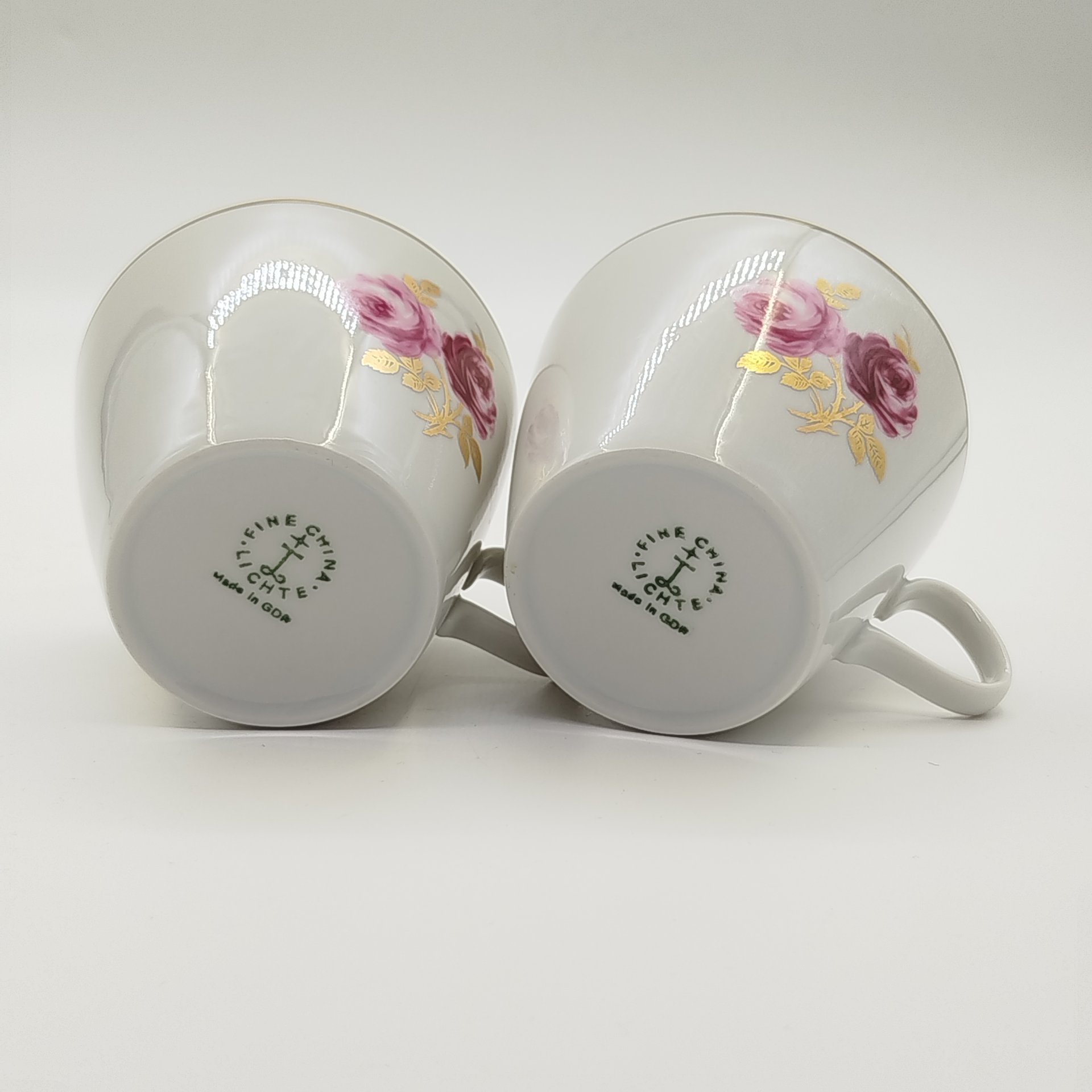 Пара чашек, украшенных изображением розы