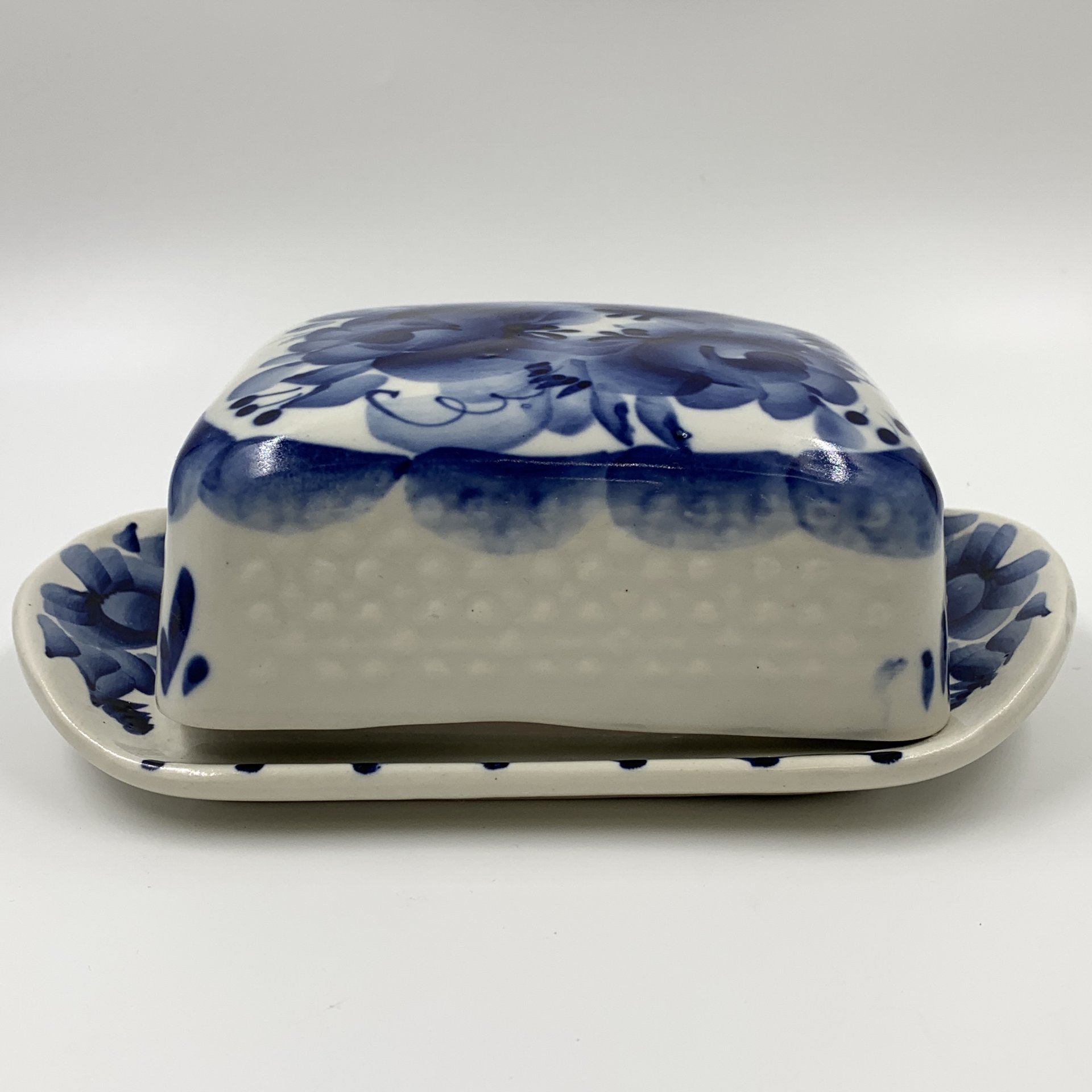 Маслёнка, украшенная декором, Речицкий фарфоровый завод (Гжель)